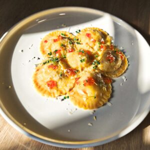 Равиоли с кальмаром,  лососем и креветкой